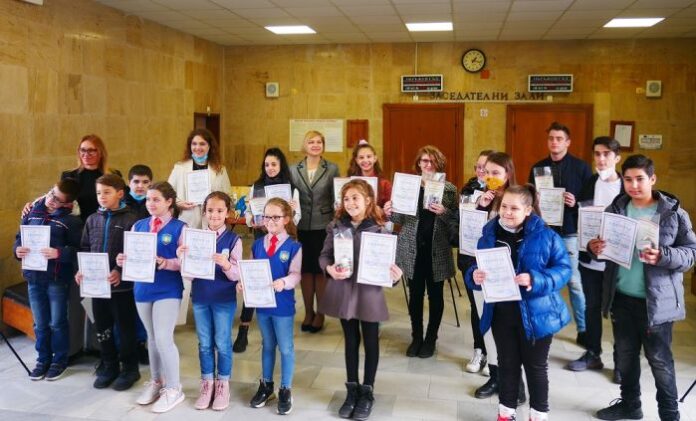 30 ученици са отличени в Областния конкурс „Приказки и картини за Съда