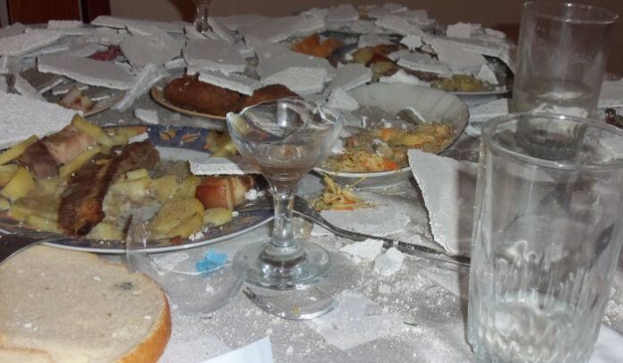 4 квадрата мазилка се стовари върху главите на семейство по време на вечеря
