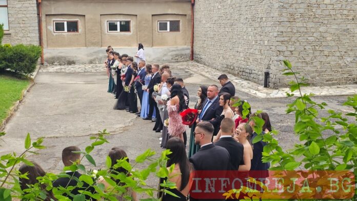 4 училища в Банско изпратиха абитуриентите си