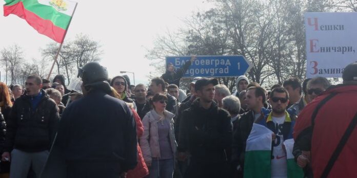 5 000 пометоха полицейската блокада и спряха трафика по Е-79