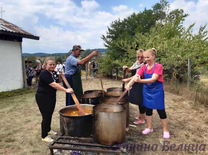 8 казана с курбан приготвиха за Богородица в Белица
