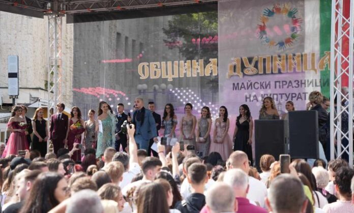 Абитуриентите на Дупница минаха по червен килим