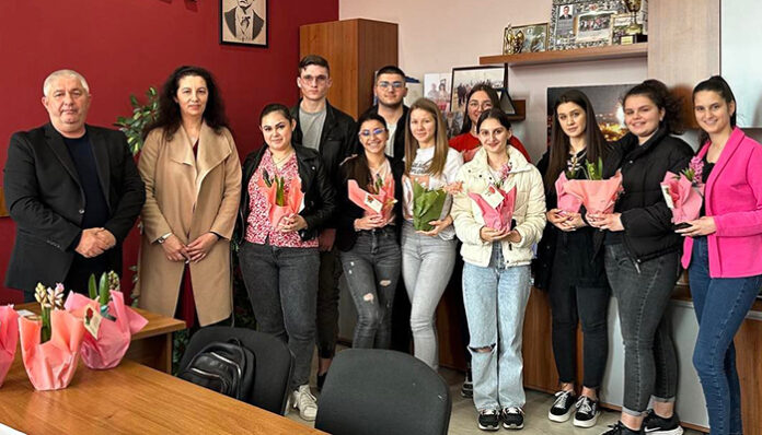 Абитуриентите от Кресна поканиха кмета на бала си