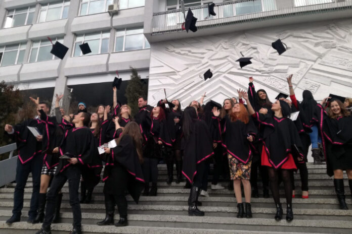 Абсолвентите от випуск 2016 на Филологическия факултет се дипломираха
