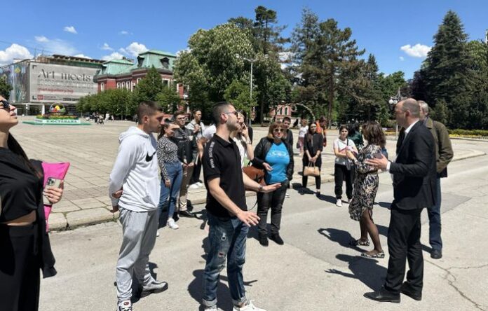 Администрация и абитуриенти - заедно за предстоящите балове в Кюстендил