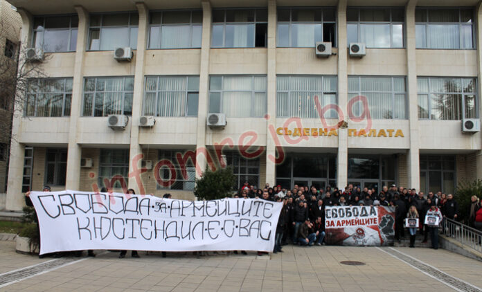 Агитки скандираха 
