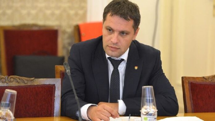 Александър Сиди: Партиите