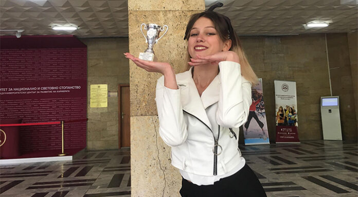 Анастасия Димитрова от Кюстендил е тазгодишната носителка на единствената пълна стипендия на АУБ