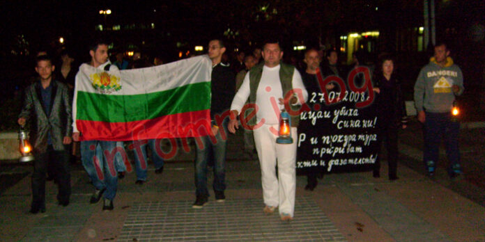 „Анонимните“ свалиха маските и протестираха с фенери и свещи