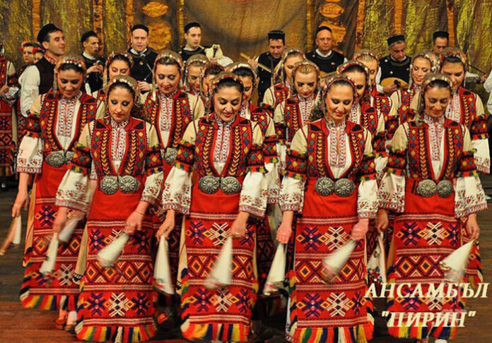 Ансамбъл „Пирин” със статуетка от фестивала „Златен прах” в Челопеч