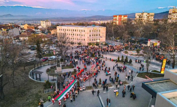 Апостолска светлина озари Петрич