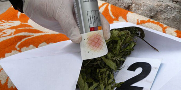 Арестуваха трима наркодилъри в момент на сделка