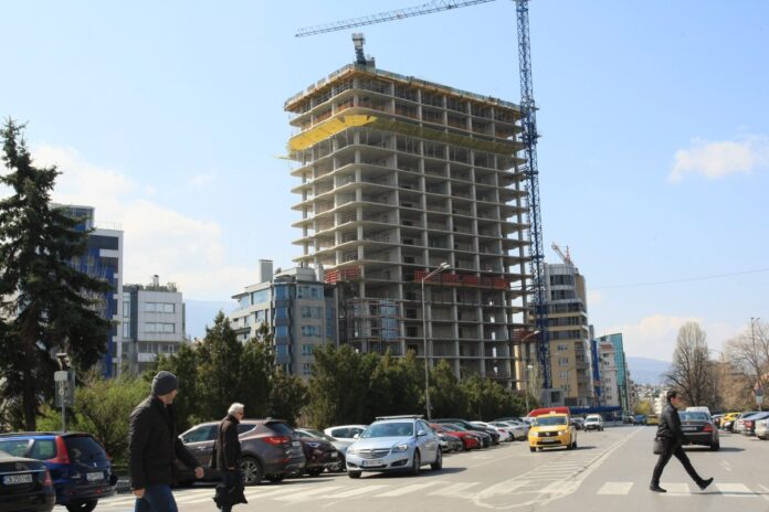 „Артекс“ преустановява строителството на „Златен век“