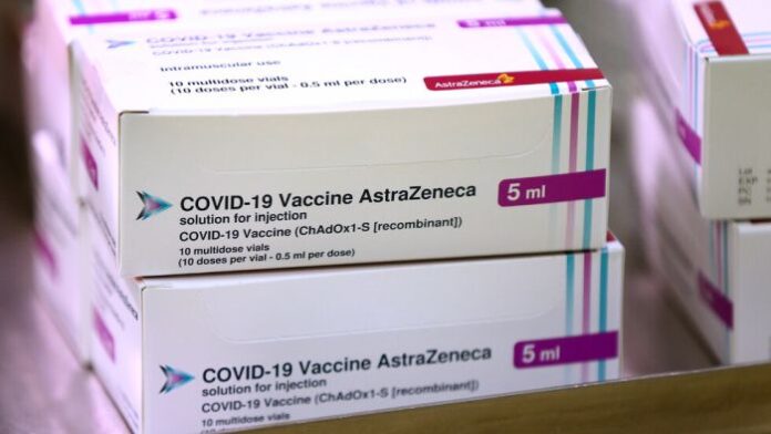 AstraZeneca: Няма данни за повишен риск от тромбоза след поставяне на COVID ваксината