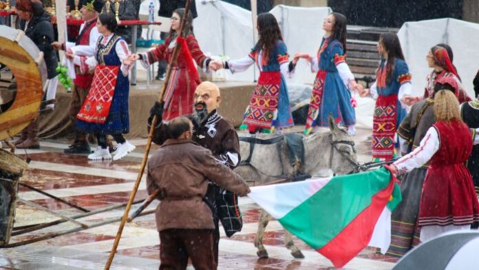 Атрактивни персонажи и пресъздаване на български обичаи на „Кукерски игри в Пиринско“