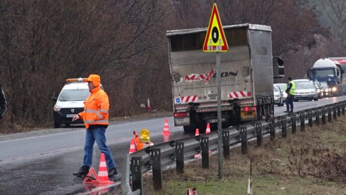 Аварирал тир затруднява движението на Е-79 при Полигона