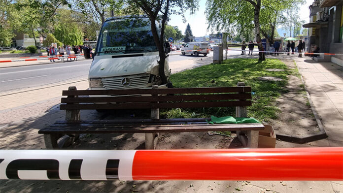 Автобус катастрофира на автогарата в Кърджали
