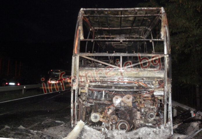 Автобус пламна в движение на Е-79 и изгоря