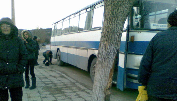 Автобус с пътници закъса на Железница