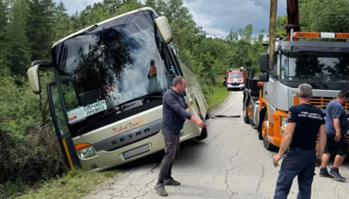 Автобус с туристи се преобърна край Боженци