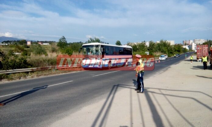 Автобус се удари в задната част на камион на Е-79 при Сандански