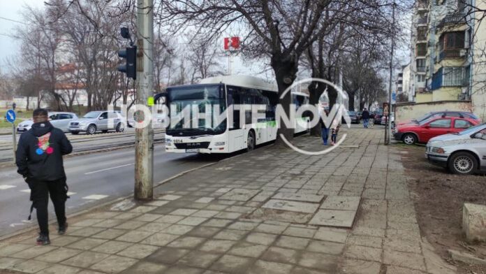 Автобус се заби в стълб в София