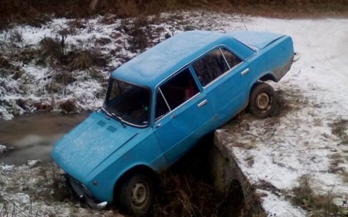 Автомобил паркира в дере в кюстендилско село