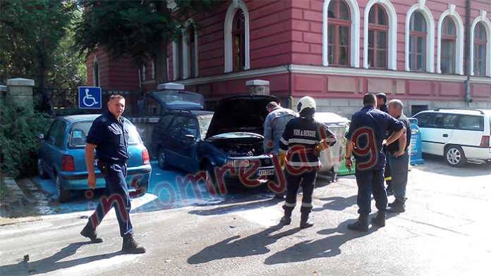 Автомобил пламна на паркинга на Община Кюстендил