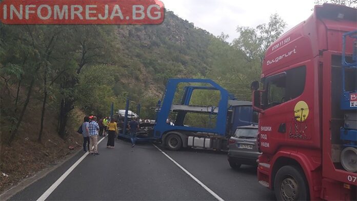 Автовоз и два леки автомобила се удариха в Кресненското дефиле