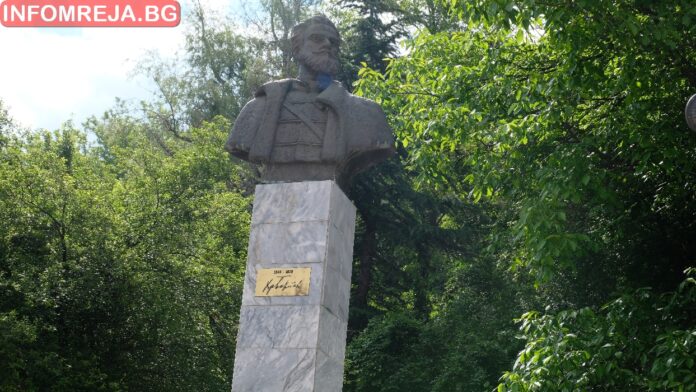„Аз вече пушка нарамих  и на глас тичам народен  срещу врагът си безверни“