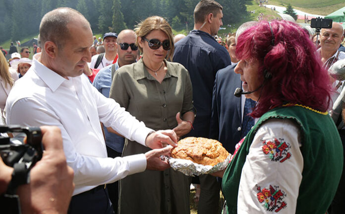 Баба Дешка нагости президента с домашен хляб на събора „Рожен“