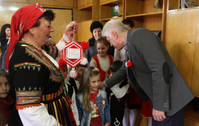 Баба Марта и ученици от ОУ 
