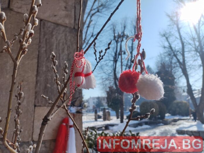 Баба Марта връзва мартенички по емблематичнат ул. 