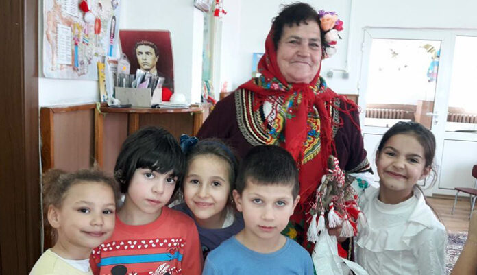 Баба Марта завърза мартенички на децата в община Струмяни
