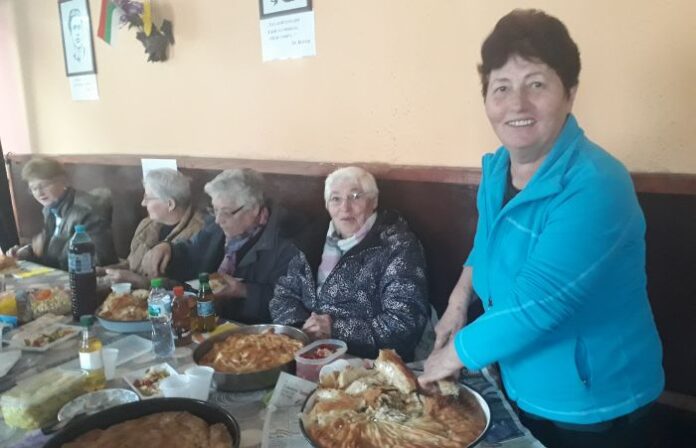 Баби с патерици и бастуни се хванаха на хоро в Клуба на инвалида в Слокощица