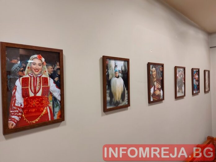 Банскалия направи лична изложба в дома си с лицата на 