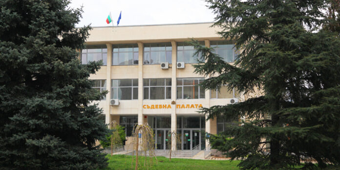Баща и леля на малолетно момче на съд блудствени действия спрямо него