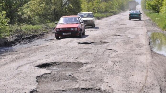 Бавят с години ремонта на пътя за Семково