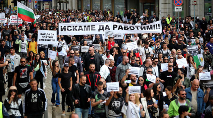 БАЗ и СЗБ: Недоумяваме защо държавата изгони ваксинираните на улицата?!