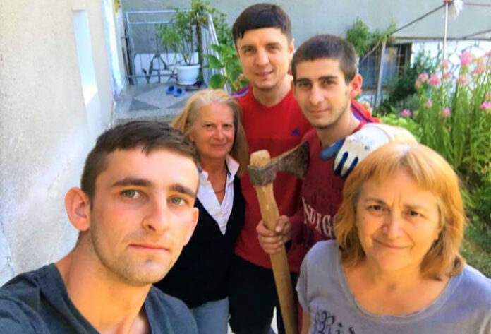 Бивши възпитаници на Дома в Гоце Делчев помагат безплатно на възрастни хора в подготовката за зимата