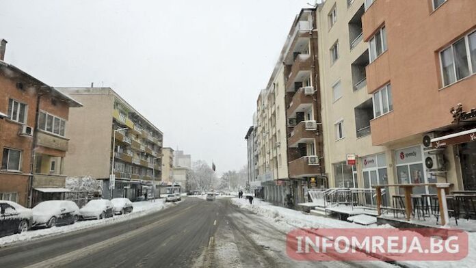 Благоевград осъмна с 10 см сняг
