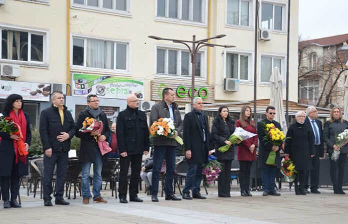 Благоевградчани поднесоха цветя пред паметника на Гоце Делчев