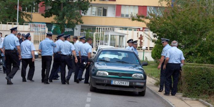 Благоевградски полицаи на протест срещу готвеното орязване на заплатите им