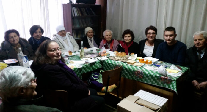 Благотворителна акция в Благоевград: Дариха хранителни продукти на учители ветерани