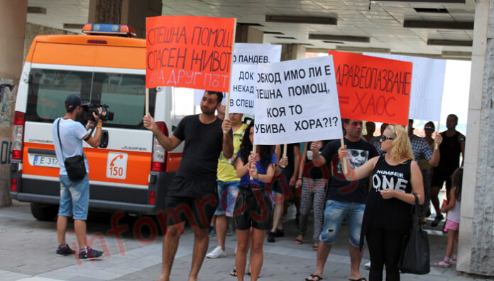 Близки и приятели на Ива Янева протестираха пред Спешния център (СНИМКИ)
