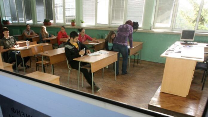 Близо 50 000 зрелостници се явяват на матура по литература