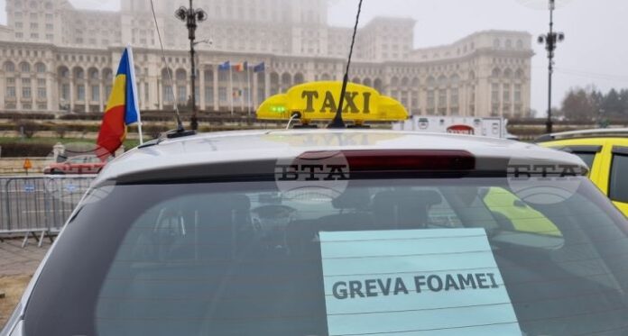 Близо 70 протестиращи таксиметрови шофьори в Букурещ започнаха гладна стачка