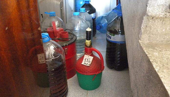 Близо половин тон нелегален алкохол откриха в дома на 68-годишен