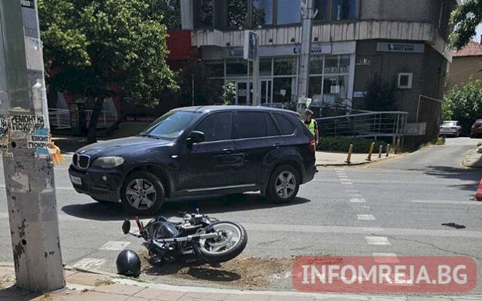 БМВ и мотор се удариха на пешеходна пътека в Благоевград