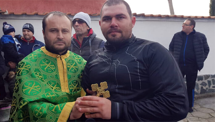Борис Андреев извади Богоявленския кръст в Кресна